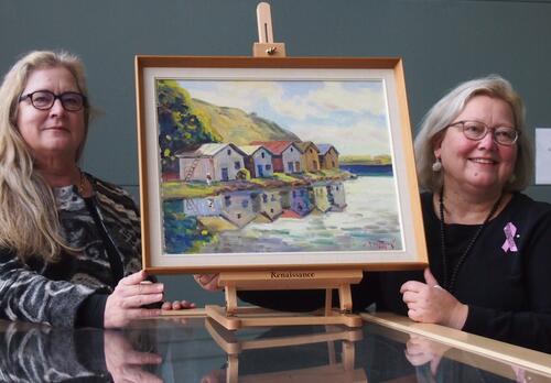 kaksi naista esittelee öljyvärimaalausta