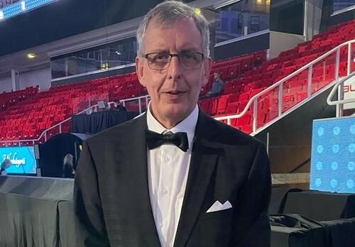 Kuvassa vuoden seuratyöntekijä Pentti Järvinen urheilugaalassa.