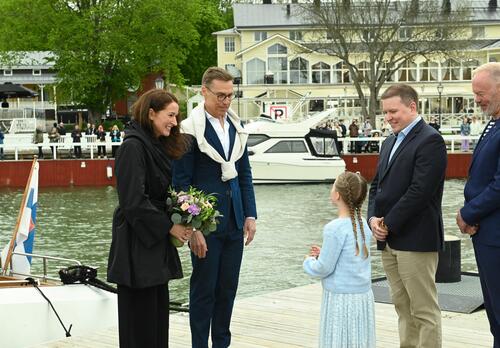 Tasavallan presidentti Alexander Stubb puolisonsa Suzanne Innes-Stubbin kanssa Naantalissa kesällä 2025.