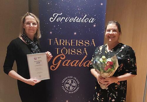 Tärkeissä töissä -gaalassa palkitut Riitta Luotio ja Enni Lamppu.