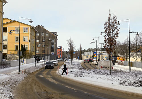 Katualuetta Naantalissa, autot odottavat, kun jalankulkija ylittää tien.