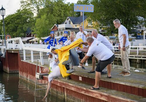 Unikeko 2024 Panu Routila heitetään laiturilta mereen.