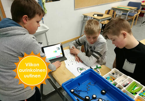 Oppilaat testaavat legorobotteja.