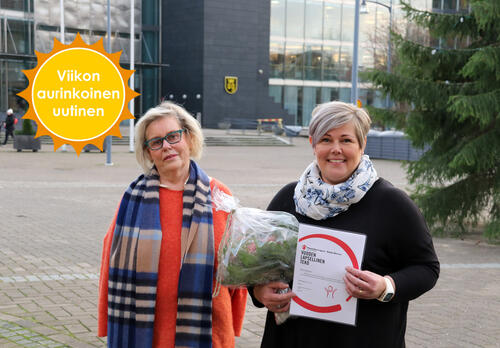 Hymyilevä Minna Aaltonen diplomin kanssa Naantalin torilla.