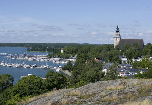 Naantalin kirkko horisontissa, merta vasten