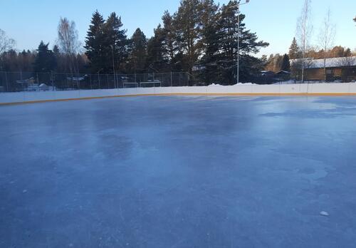 Tasainen, kiiltävä jääpinta Lietsalan luistelukentällä.