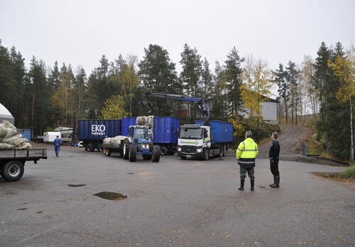 Muovia lastataan traktorin peräkärrystä lavoille.