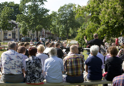 Ihmisiä katsomassa konserttia Kirkkopuistossa.