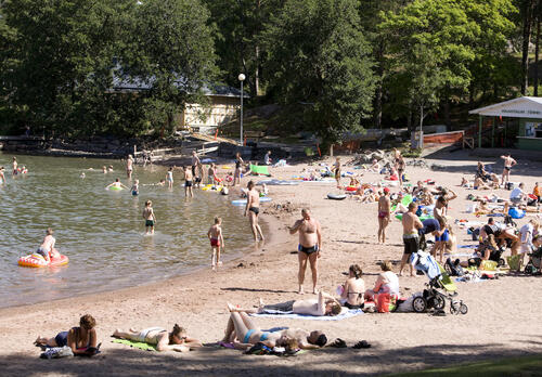 Uimaranta täynnä ihmisiä kesällä