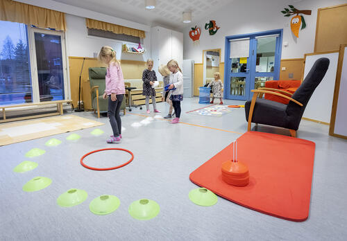 Lapset liikuntasalissa