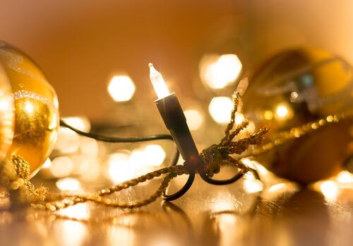 Keltaiset jouluvalot joulupallojen kanssa.