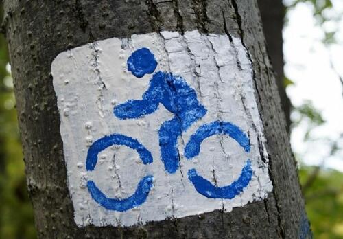 Kuvassa piirretty pyöräilijä