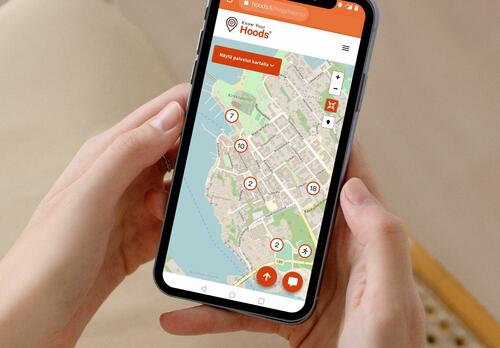 Älypuhelimen näytöllä avoinna Know Your Hoodsin karttapalvelu, jossa naantalilaiset yritykset ovat esillä.