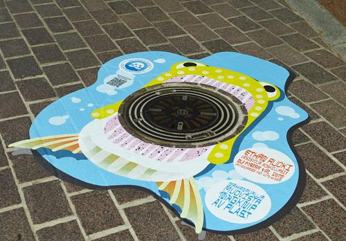 Mahanpuruja muovista-kampanjan klaa muistuttava hulevesitarra vesikaivon ympärillä.