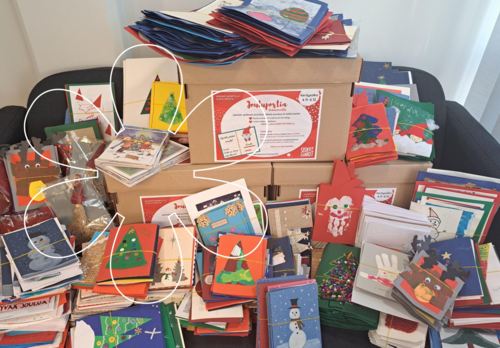 Suuri määrä itsetehtyjä joulukortteja.
