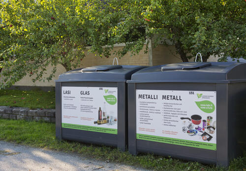 Harmaat Lounais-Suomen Jätehuollon lasin ja metallin kierrätyspisteet.
