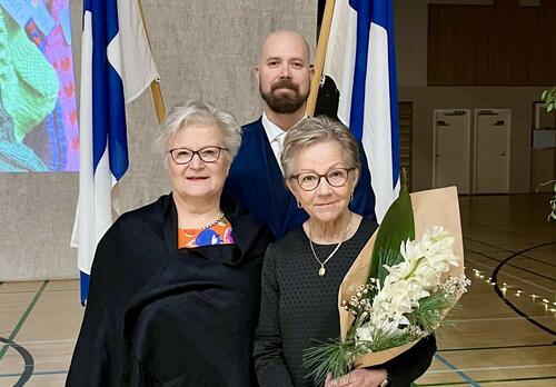 Killin kehitysvammaisten tuki ryn puheenjohtaja Riitta Kantonen ja Elina Leino sekä hyvinvointilautakunnan puheenjohtaja Niko Huppunen yhteiskuvassa juhlassa