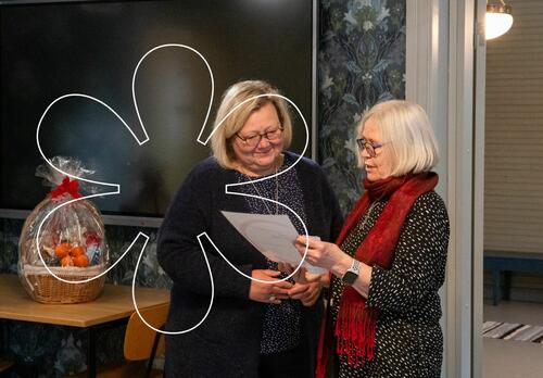 Tellervo Hannula-Lehtinen luovuttaa diplomin Anne Sjöströmille.