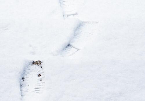 Jalanjäljet lumessa.