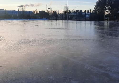 Jäädytetty luistelukenttä