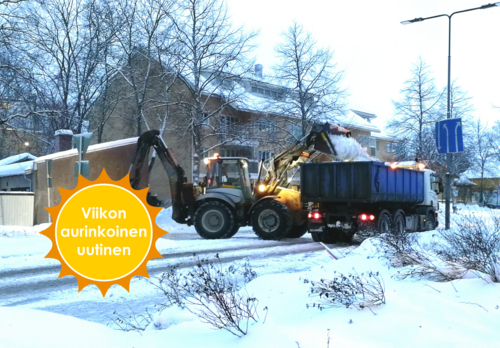 Naantalin keskustassa työkoneet lastaavat kadulta pois lunta.