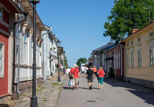 vanhan kaupungin kadulla matkailijoita