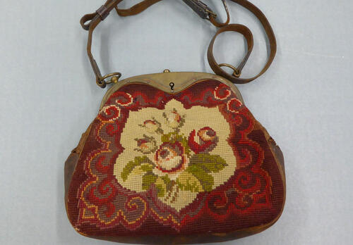 ruusukirjonnalla koristeltu olkalaukku