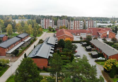 Karvetin pientaloja, taustalla kohoavat kerrostalot. 