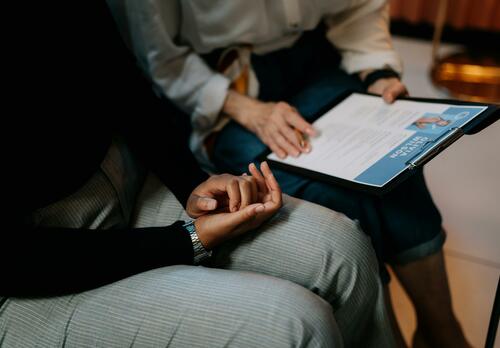 Työnhakija ja haastattelija tutkivat hakemusta