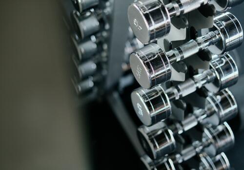 Käsipainoja kuntosalilla.