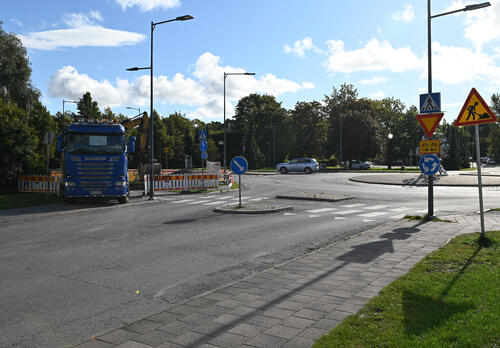 Aurinkotien ja Piispantien risteys, jossa on väliaikaisia liikennejärjestelyitä jalankulun ja pyöräilyväylän uudistamisurakan aikana.