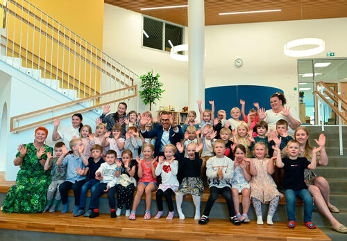 Presidentti Stubb vilkuttaa Luonnonmaan perhetalon lasten kanssa kameroille.