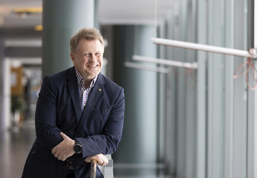 Hymyilevä Reima Ojala Naantalin kaupungintalon käytävällä.