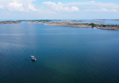 Vene keskellä aavaa merta.