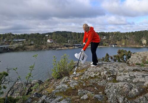 Kaupunginjohtaja siivoaa Kuparinvuorella kampanjassa Siisti Biitsi