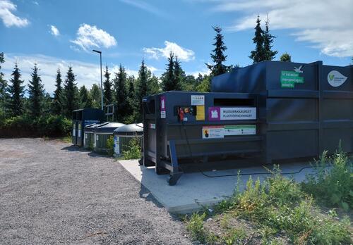 LSJH:n ekopiste Soinistentiellä, jätekeräysastioita.