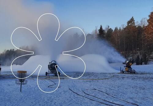 Lumitykit tykittävät lunta isossa pilvessä kasaksi, kuvan päällä Onnellinen aurinko -elementti.