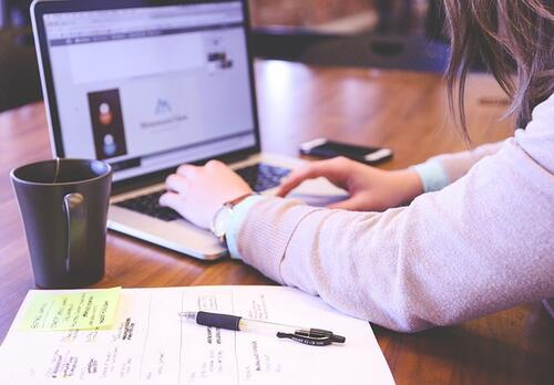 Ihminen työskentelee tietokoneella