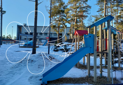 Leikkiteline Kalevanniemen talvisella kampuksella.