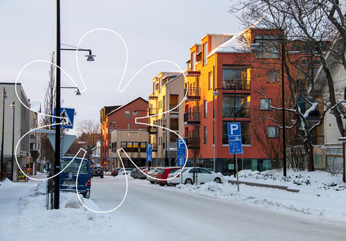 Talvella Naantalin keskustan uusia kerrostaloja kadun varrella, toisella puolella vanhaa rakennuskantaa.