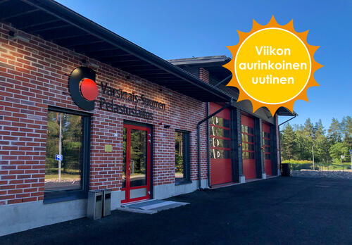 Punatiilisen rakennuksen vasemmassa päädyssä on kahden ikkunan välissä ovi, jonka yläpuolella lukee Varsinais-Suomen pelastuslaitos. Oikealla on punaovisia autotallin ovia. Viikon aurinkoinen uutinen -logo.