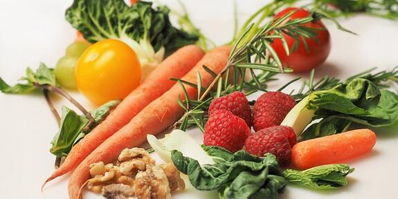 Marjoja, vihanneksia, juureksia, pähkinöitä. Kuva: Pixabay