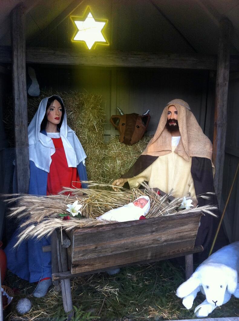 Jouluseimikuvaelma: Ylhäällä valaistu tähti, kuvan keskellä Maria ja Joosef sekä seimi, jossa Jeesus-vauva, alhaalla oikealla lammas. Kuva: Paul Brück