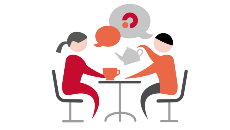 Kuvassa istuu kaksi henkilöä pöydän äärellä. Toinen kaataa kahvipannusta kahvia ojennettuun kuppiin. Henkilöiden välissä on kaksi puhekuplaa, joista toisessa on Muistiliiton logo.