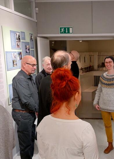 Ihmisiä näyttelytilassa