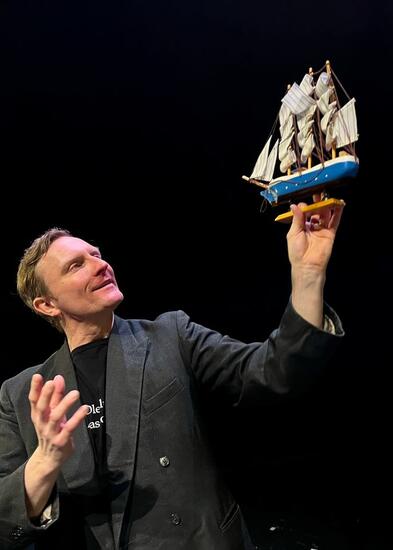 Henkilö katsoo piennoismallilaivaa. Kuva: Marielle Eklund-Vasama