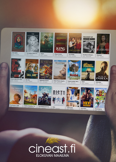 Henkilö katsoo tabletilta elokuvia.