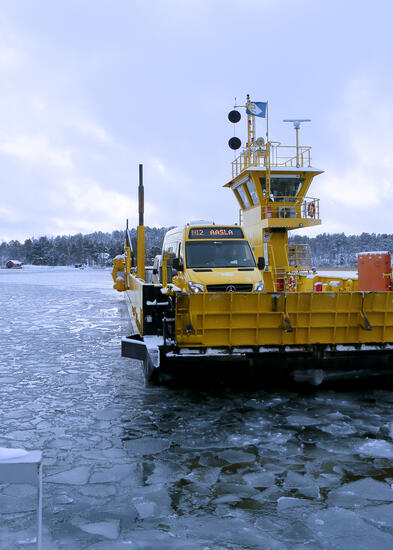Bussi lossilla matkalla Velkuan Teesaloon talvella