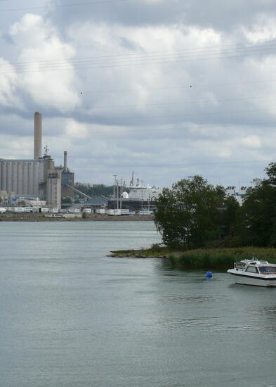 Naantalin teollisuutta Ukko-Pekan sillalta kuvattuna