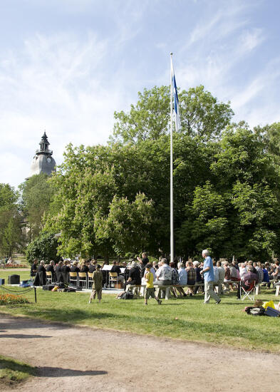 Ihmisiä Kirkkopuistossa konsertissa.